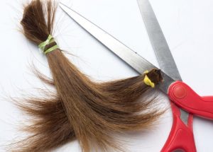 Come tagliare i capelli a casa