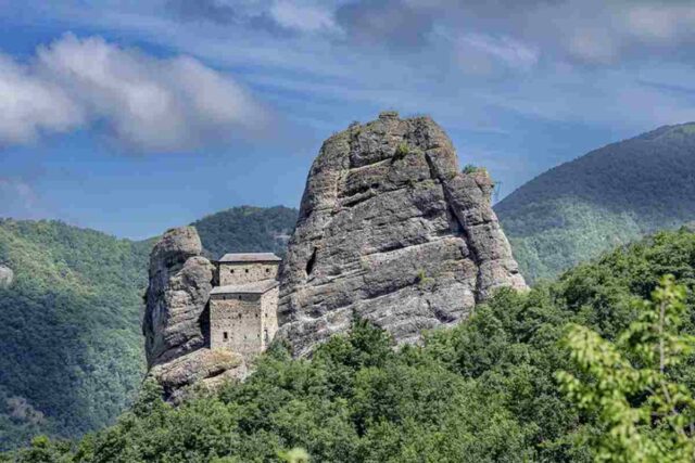 l sentiero che porta al Castello della Pietra attraversa un tratto del Parco Naturale Regionale dell’Antola